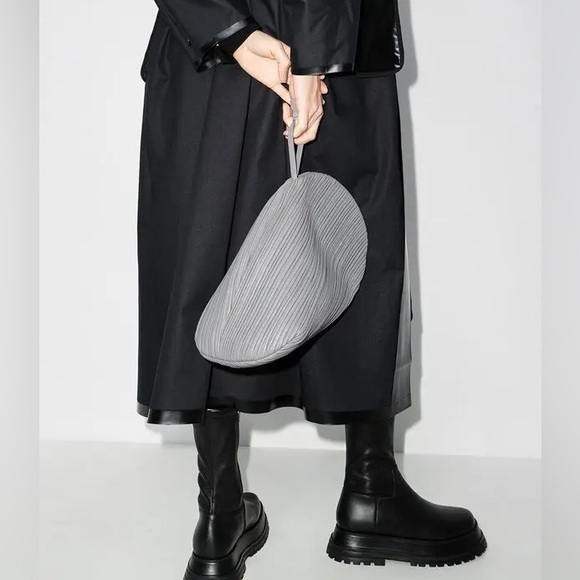 RARE NEOUS Grey Pluto Leather Clutch Bag - Picture 1 of 12
